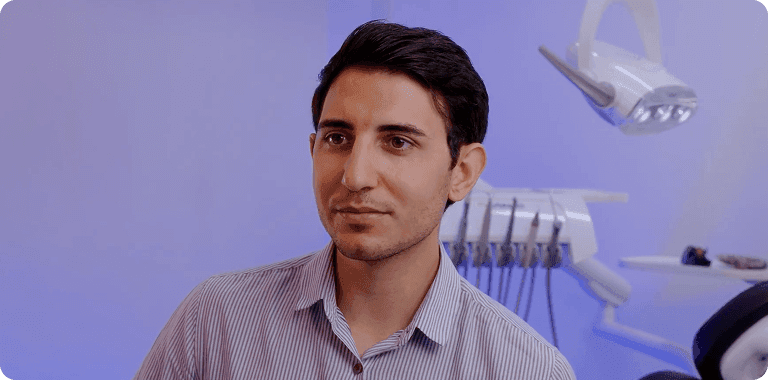 Dr. Erick Queiroz utilizando tecnologia digital para gestão de clínica odontológica