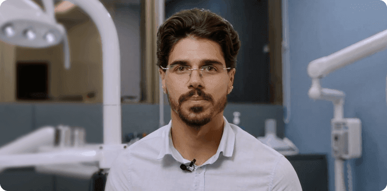 Dr. Mayk Macaully utilizando tecnologia digital