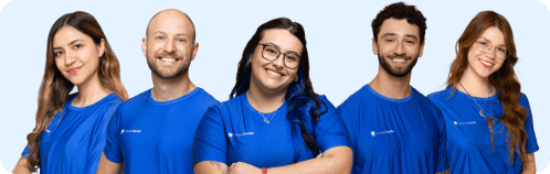 Time do Simples Dental: cinco profissionais de camiseta azul lado a lado