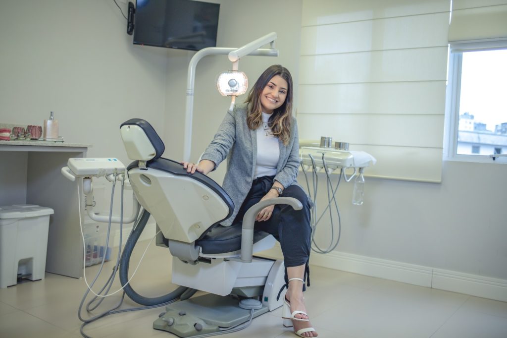 Kamila Luz em um consultório odontológico.