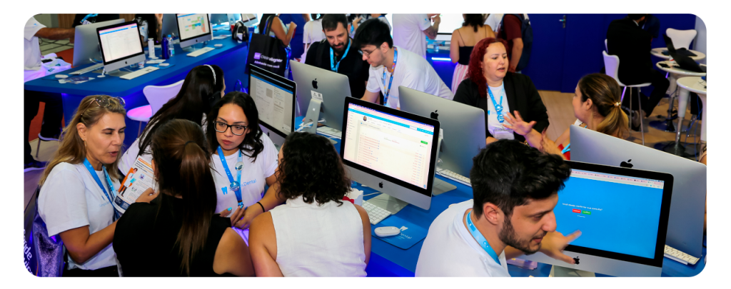 Pessoas no estande do Simples Dental
